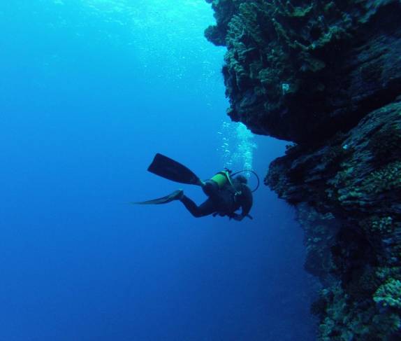 Explorando uma enorme parede com mais de 40 metros de altura durante mergulho na Ilha da Páscoa, território chileno no meio do Oceano Pacífico
